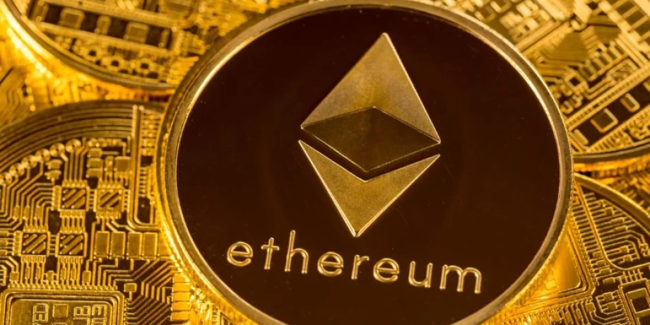 عملة إيثريوم مقابل الدولار تتراجع 4% وسط تقلبات في سوق العملات المشفرة